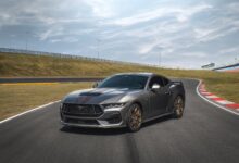 ford mustang cinza na pista