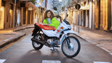 honda pop 110i com mulher ao lado
